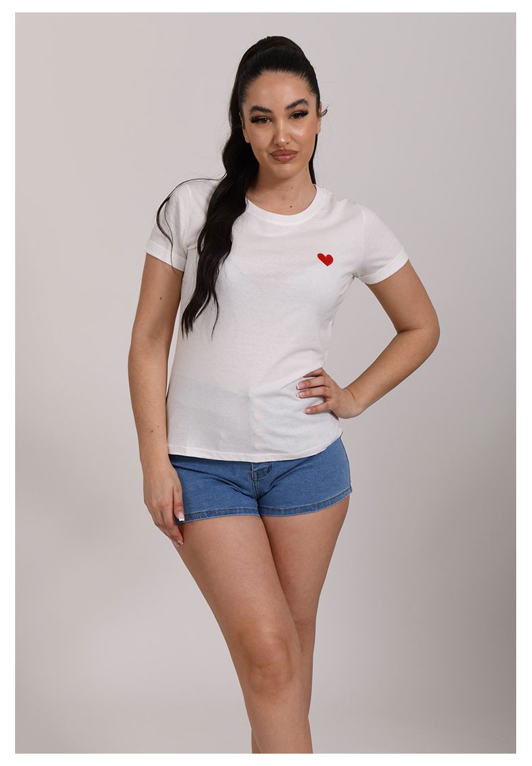 T shirt blanc avec motif coeur rouge
